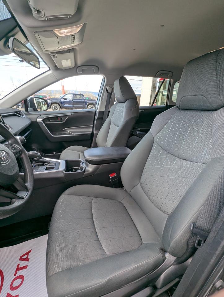 2022 Toyota RAV4 LE Photo
