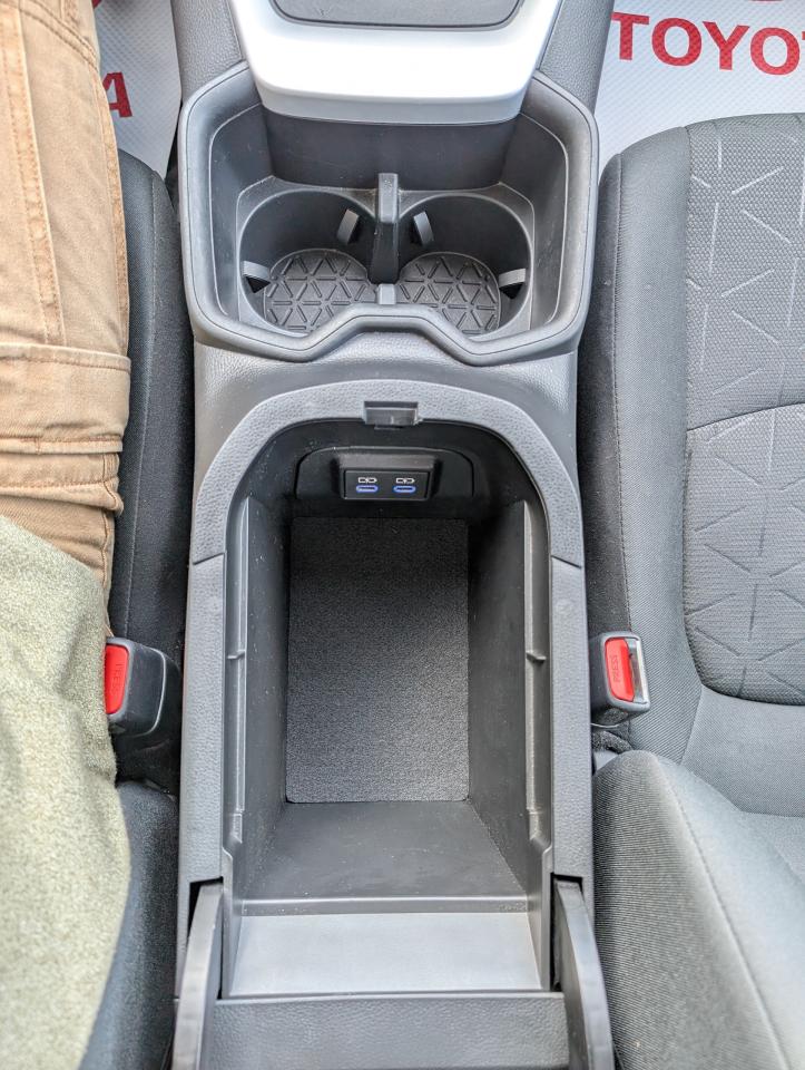 2022 Toyota RAV4 LE Photo