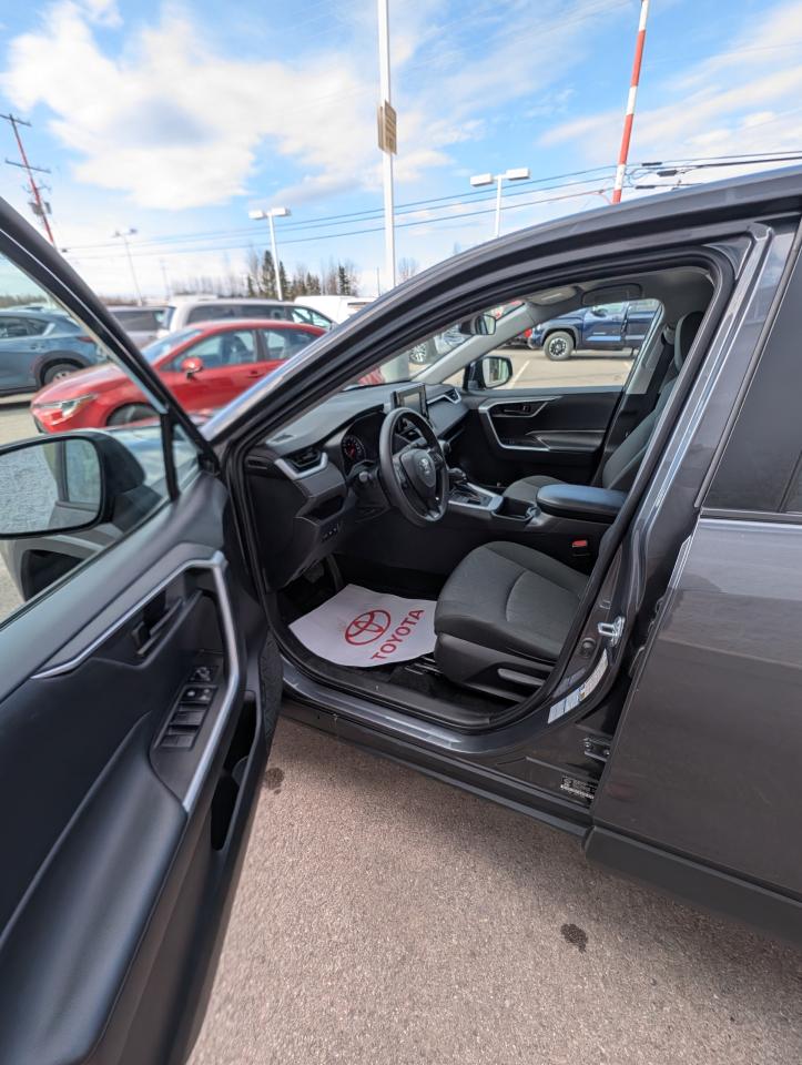 2022 Toyota RAV4 LE Photo