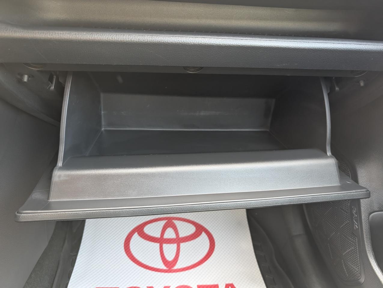 2022 Toyota RAV4 LE Photo