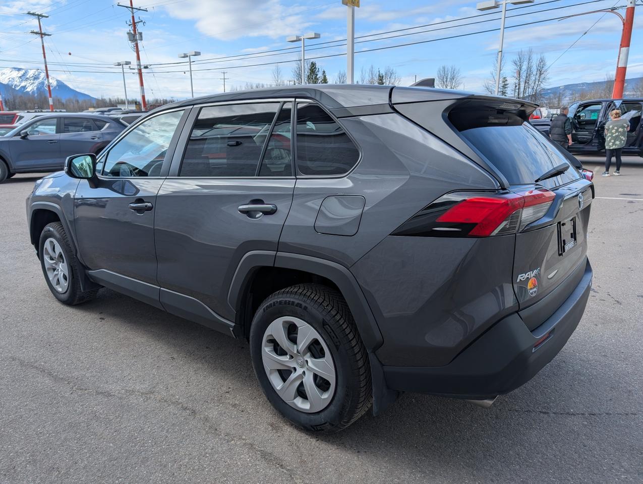 2022 Toyota RAV4 LE Photo4
