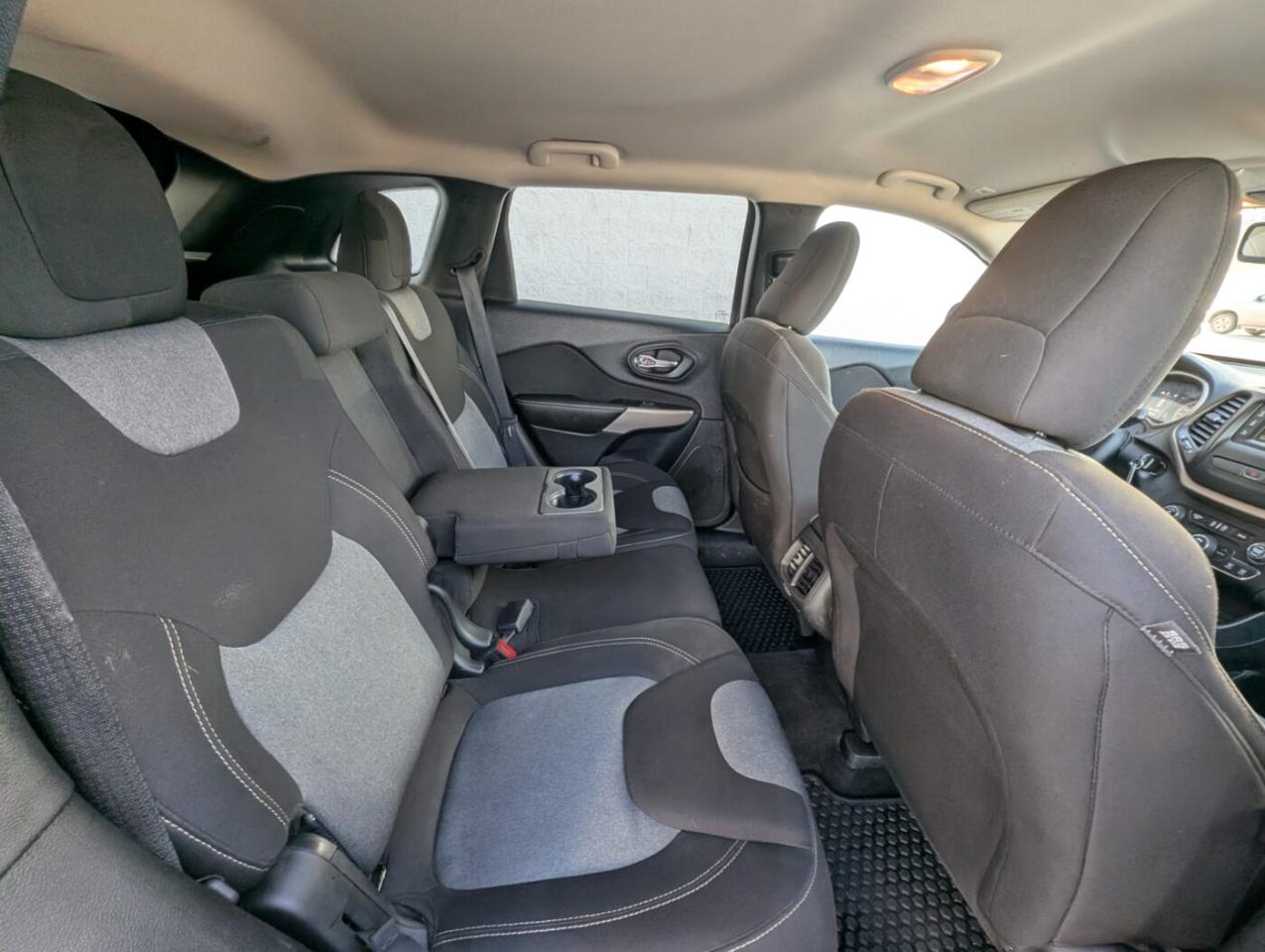 2018 Jeep Cherokee Sport Photo