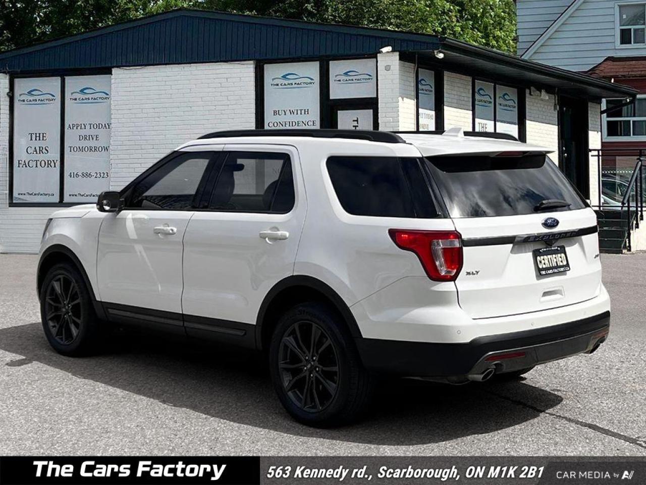 2017 Ford Explorer XLT 4WD LEATHER / ROOF / APPLE CARPLAY! - Photo #4