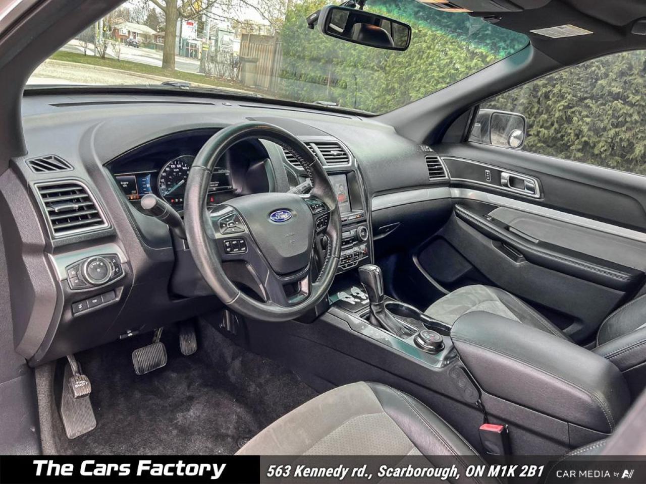 2017 Ford Explorer XLT 4WD LEATHER / ROOF / APPLE CARPLAY! - Photo #11