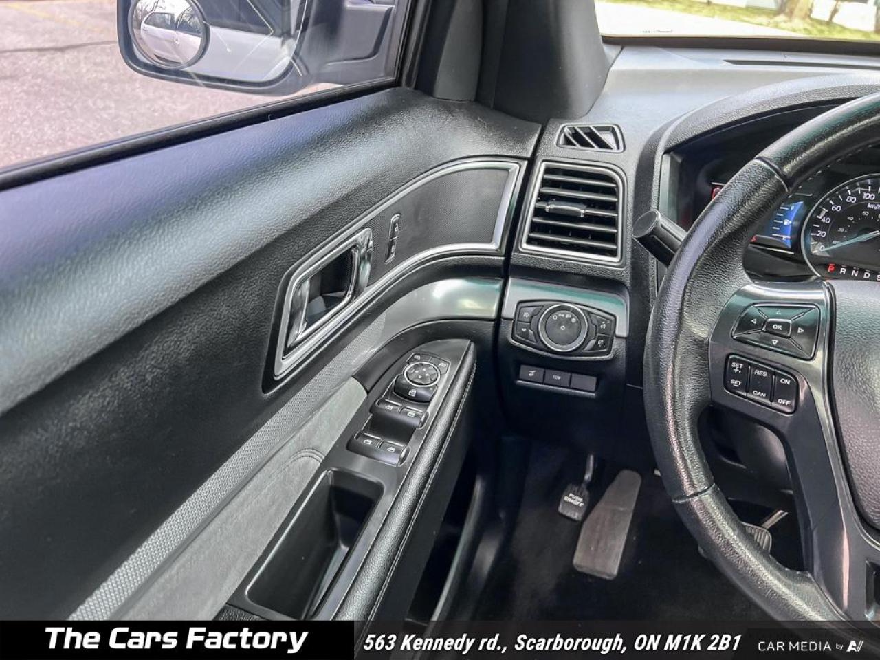 2017 Ford Explorer XLT 4WD LEATHER / ROOF / APPLE CARPLAY! - Photo #15