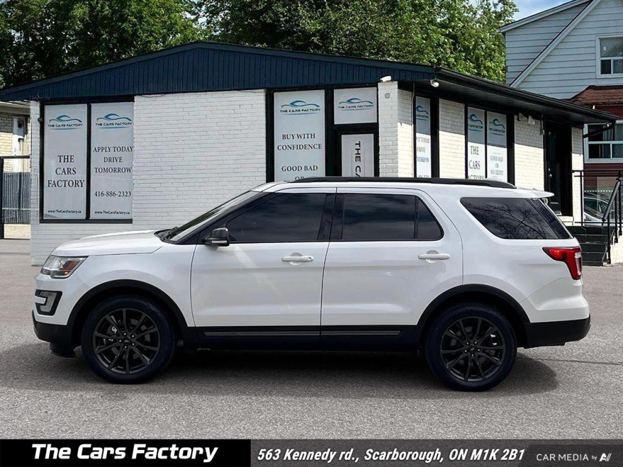 2017 Ford Explorer XLT 4WD LEATHER / ROOF / APPLE CARPLAY! - Photo #3