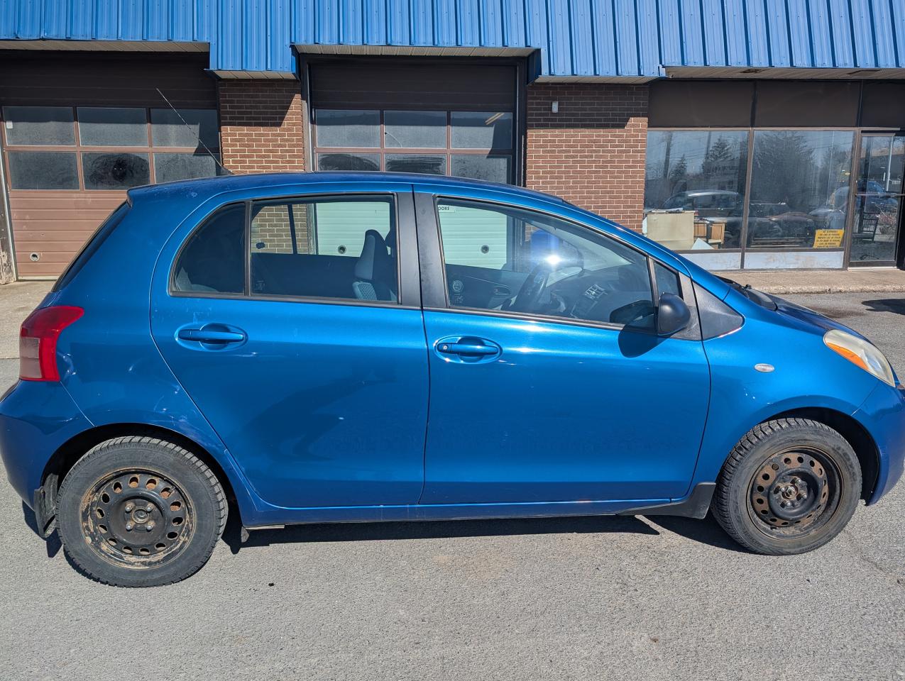 2008 Toyota Yaris LE - Photo #2