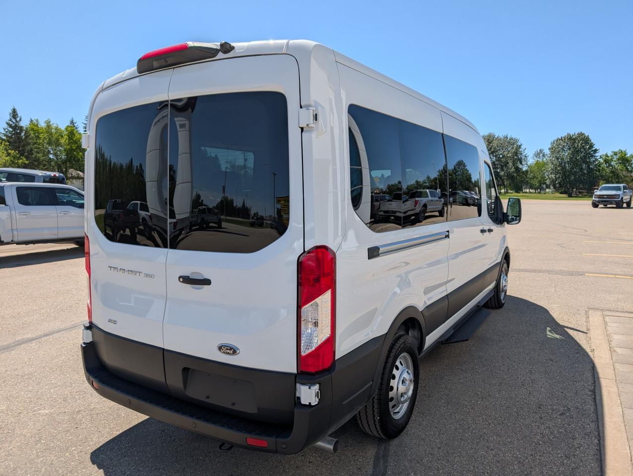 2025 Ford Transit Passenger Wagon XL Photo5