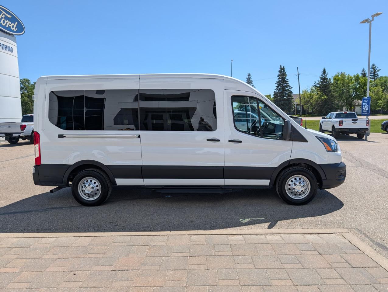 2025 Ford Transit Passenger Wagon XL Photo5