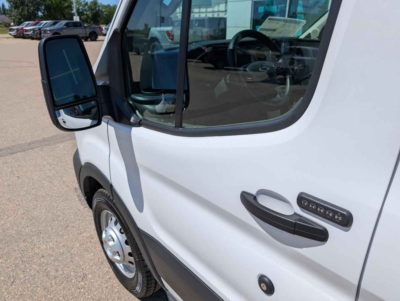2025 Ford Transit Passenger Wagon XL Photo5