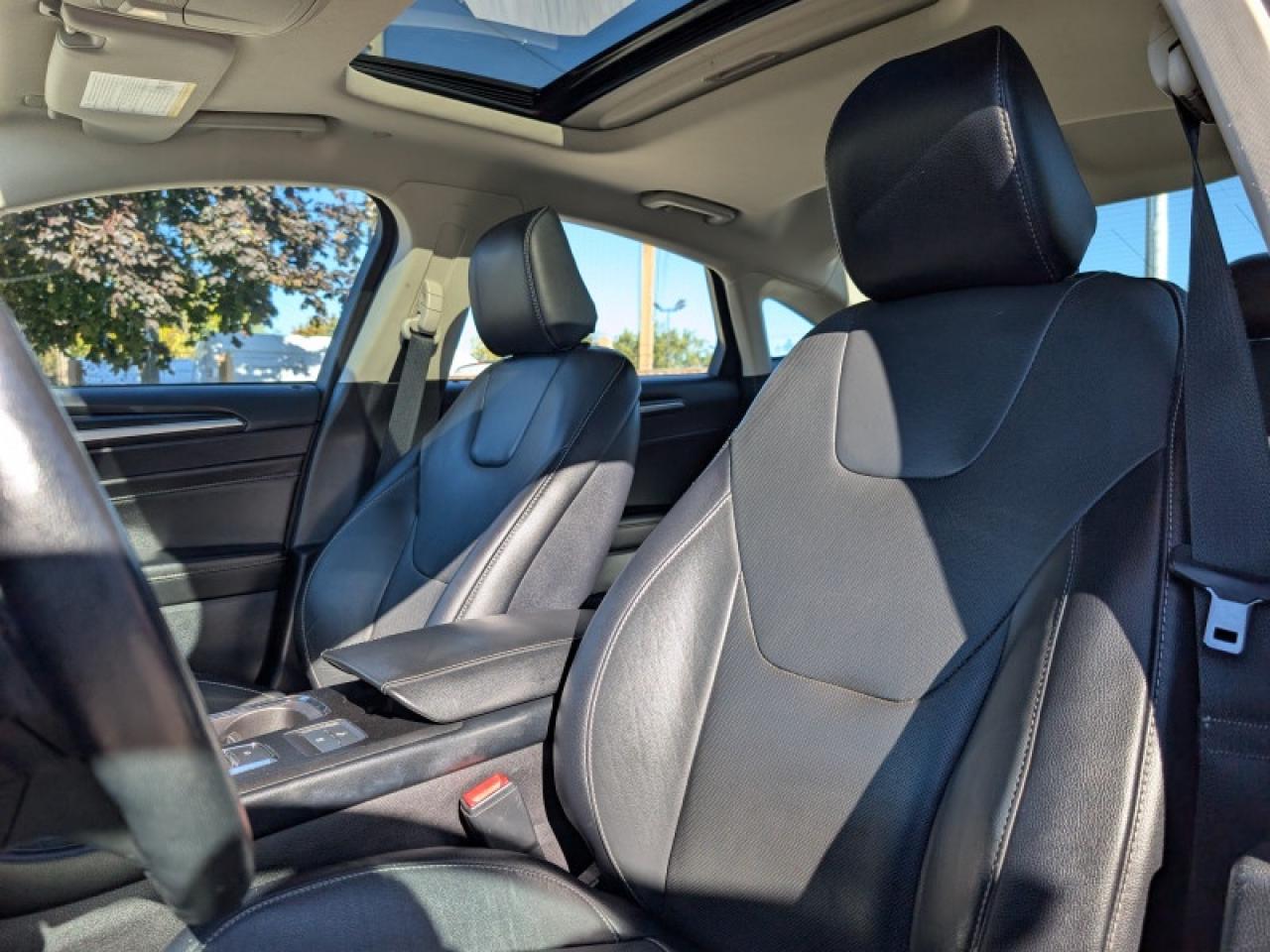2020 Ford Fusion Titanium  **SUNROOF - COOLED SEATS** Photo