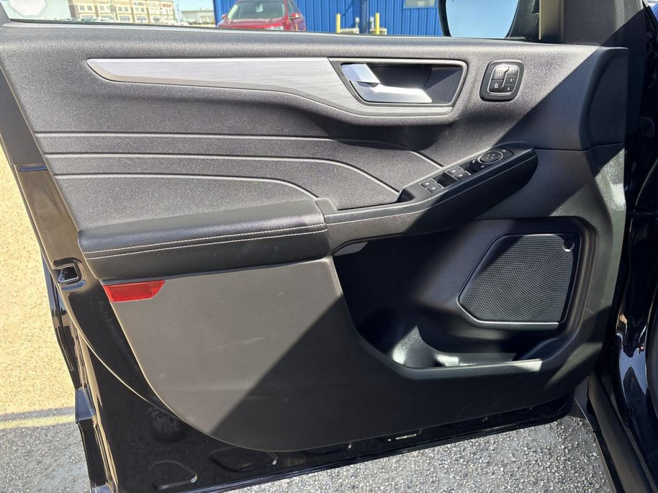 2024 Ford Escape Platinum Photo3