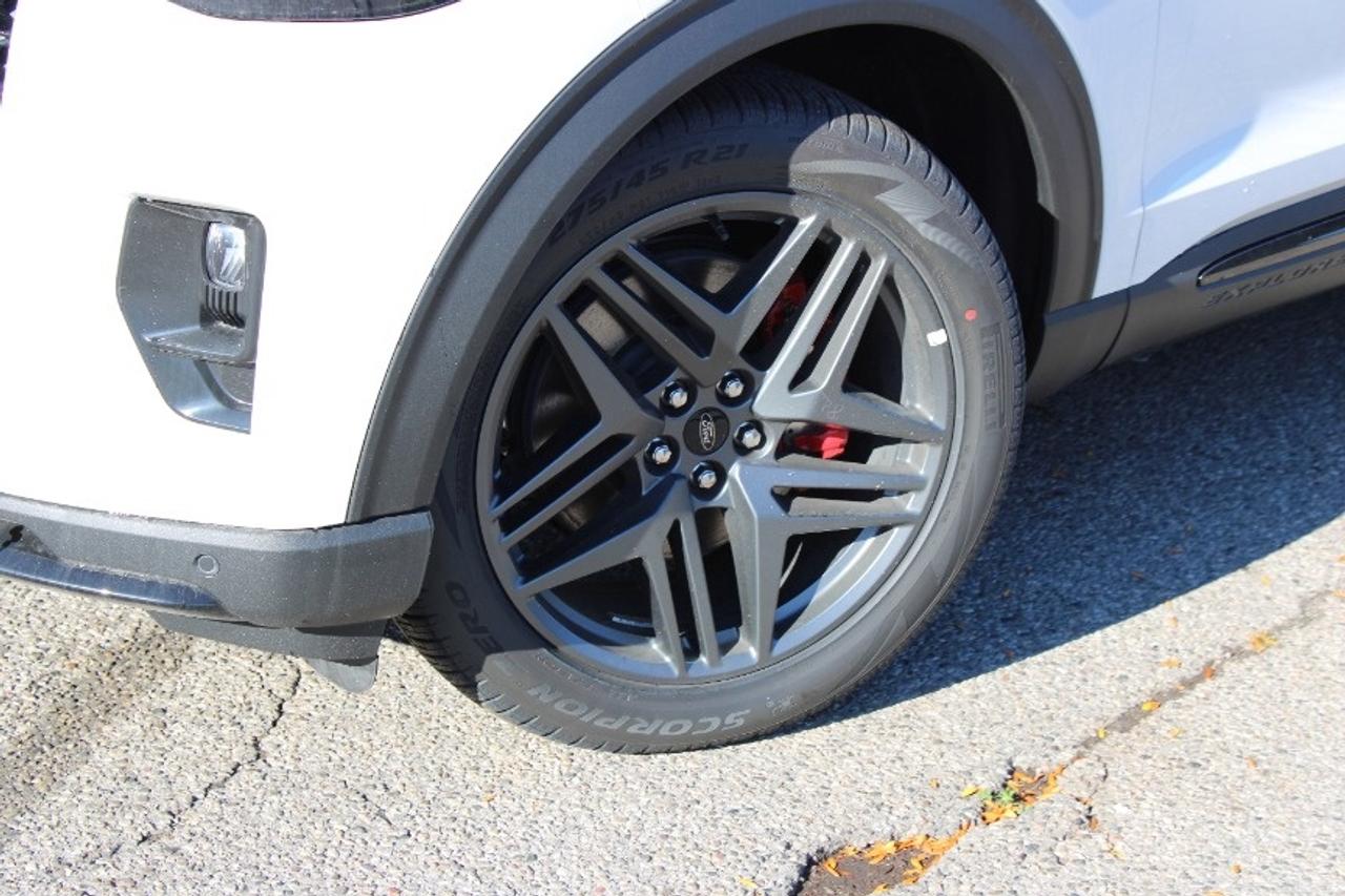2025 Ford Explorer ST Photo3