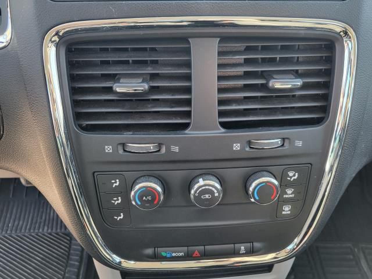 2015 Dodge Grand Caravan SE Photo30