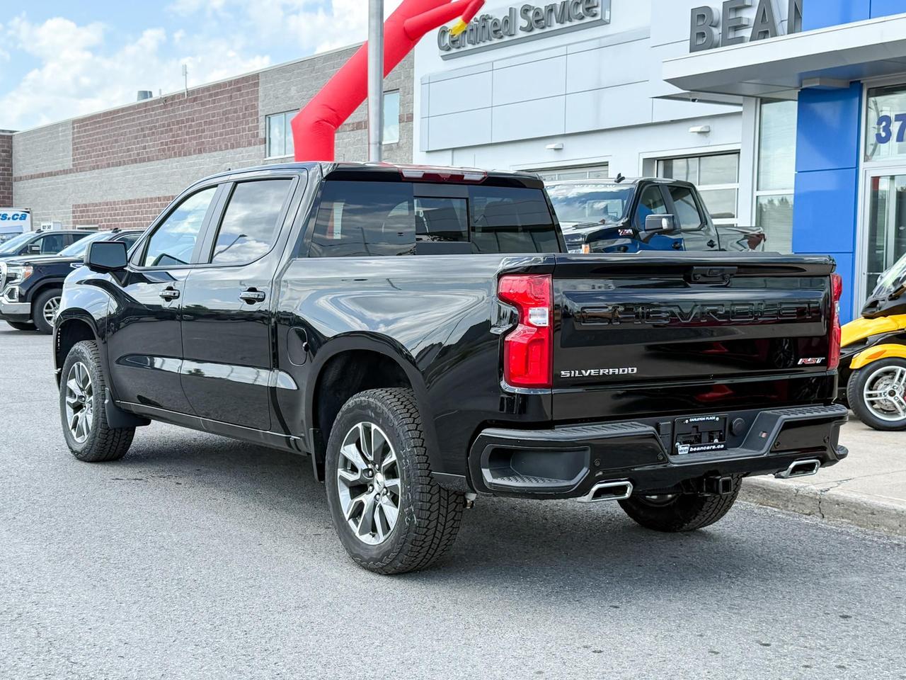 2025 Chevrolet Silverado 1500 RST 6.2L V8 WITH REMOTE START/ENTRY, SUNROOF, HEATED FRONT SEATS, HEATED STEERING WHEEL, HD SURROUND VISION, BOSE SOUND SYSTEM Photo