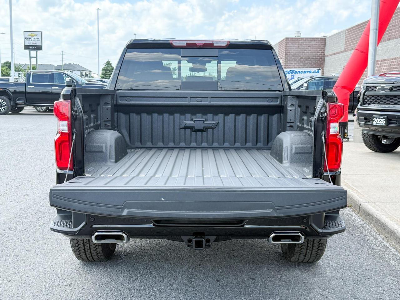 2025 Chevrolet Silverado 1500 RST 6.2L V8 WITH REMOTE START/ENTRY, SUNROOF, HEATED FRONT SEATS, HEATED STEERING WHEEL, HD SURROUND VISION, BOSE SOUND SYSTEM Photo4