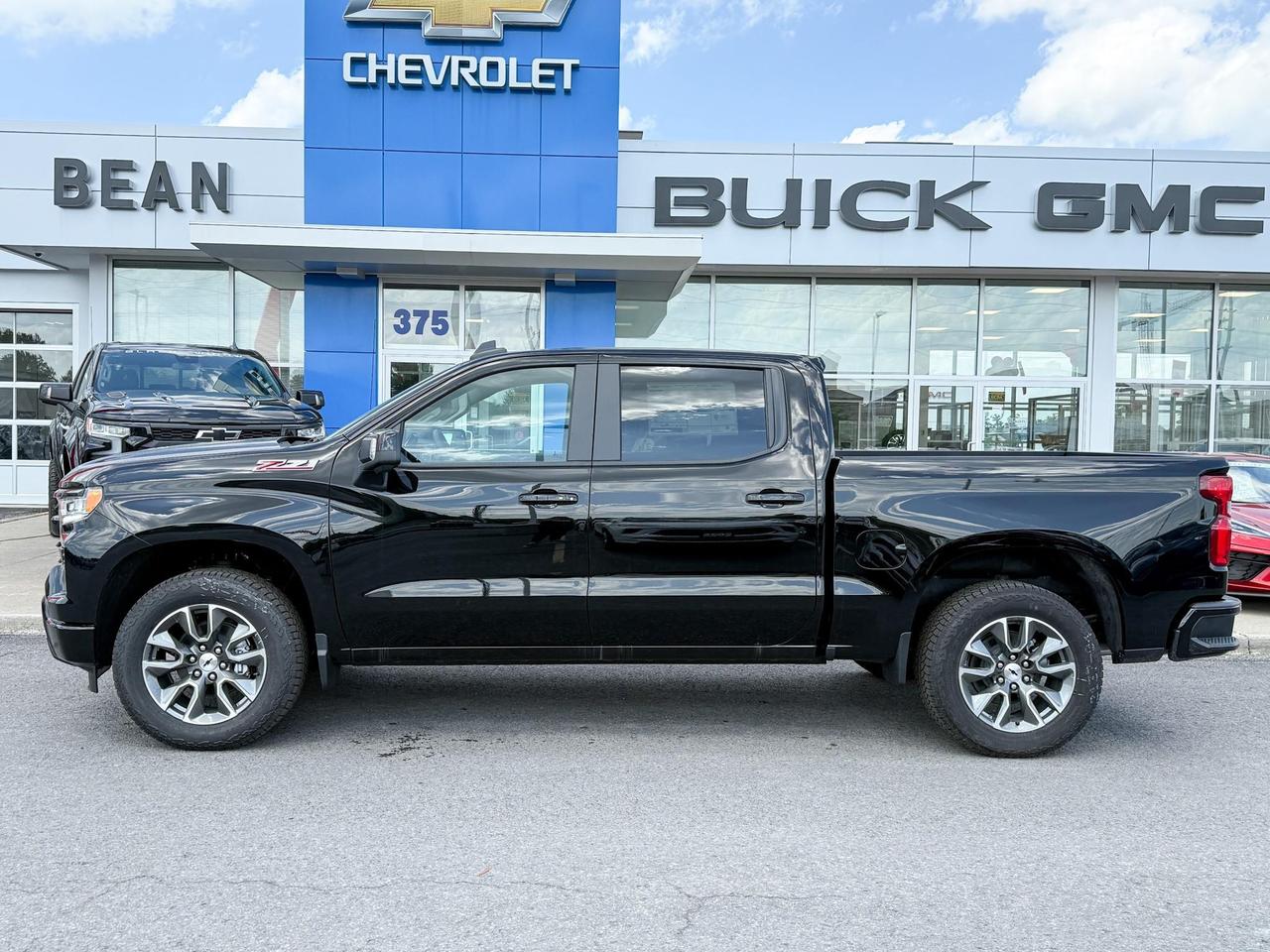 2025 Chevrolet Silverado 1500 RST 6.2L V8 WITH REMOTE START/ENTRY, SUNROOF, HEATED FRONT SEATS, HEATED STEERING WHEEL, HD SURROUND VISION, BOSE SOUND SYSTEM Photo