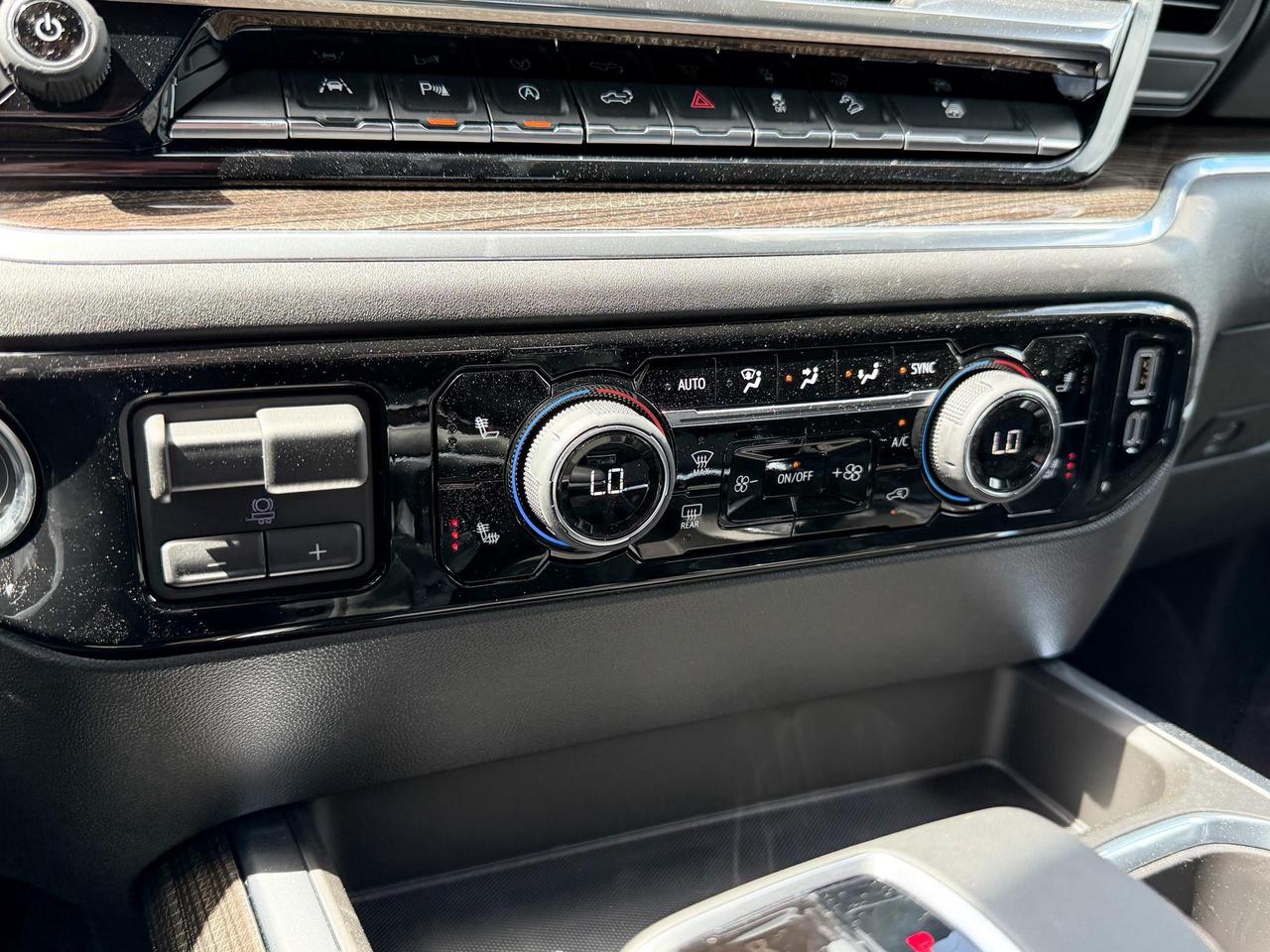 2025 Chevrolet Silverado 1500 RST 6.2L V8 WITH REMOTE START/ENTRY, SUNROOF, HEATED FRONT SEATS, HEATED STEERING WHEEL, HD SURROUND VISION, BOSE SOUND SYSTEM Photo