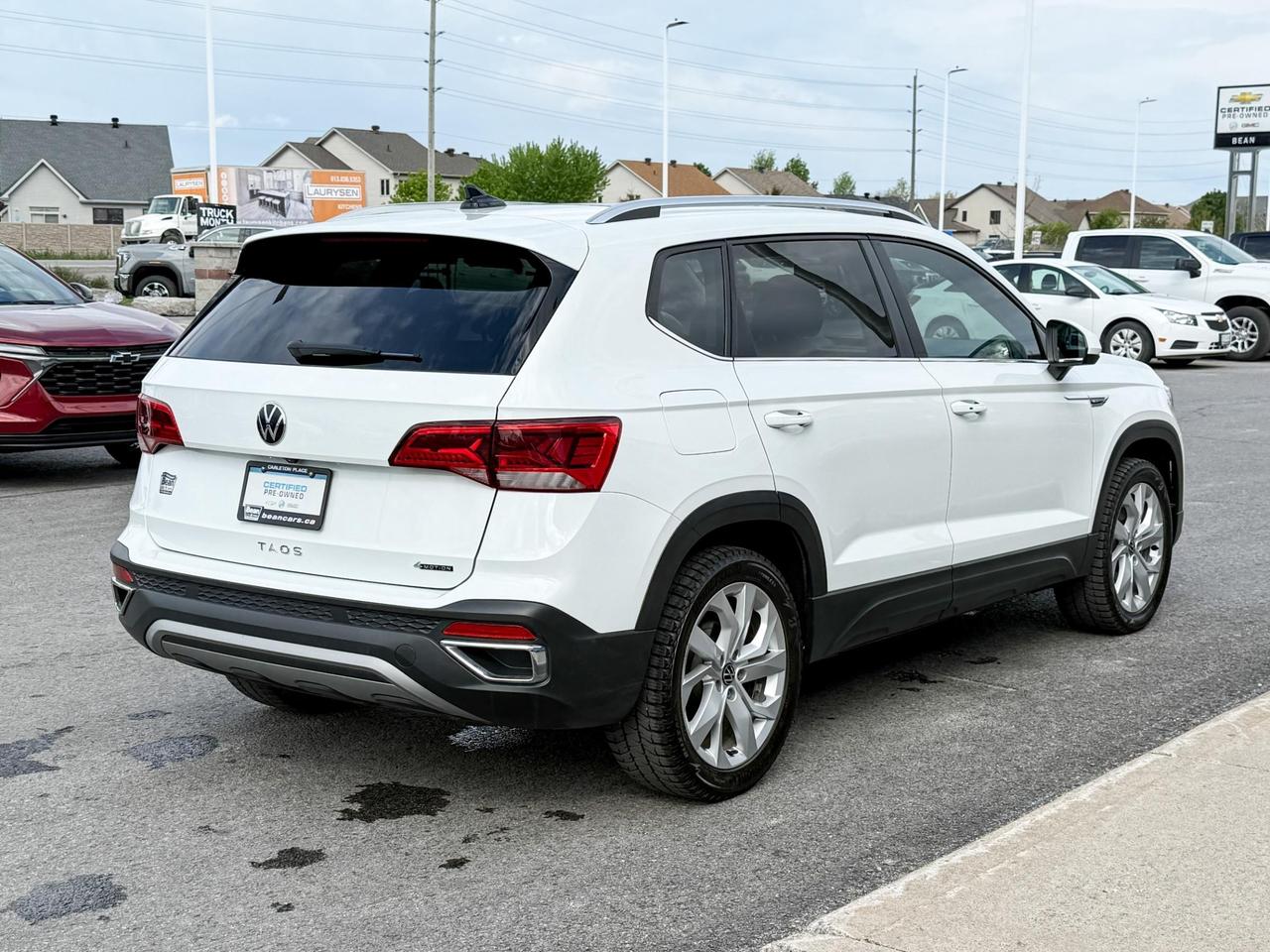 2022 Volkswagen Taos Comfortline 1.5L 4CYL TURBO, AWD COMFORTLINE, HEATED LEATHER SEATS, SUNROOF WIRELESS CHARGING, ADAPTIVE CRUISE CONTROL, 18" ALLOY WHEELS Photo