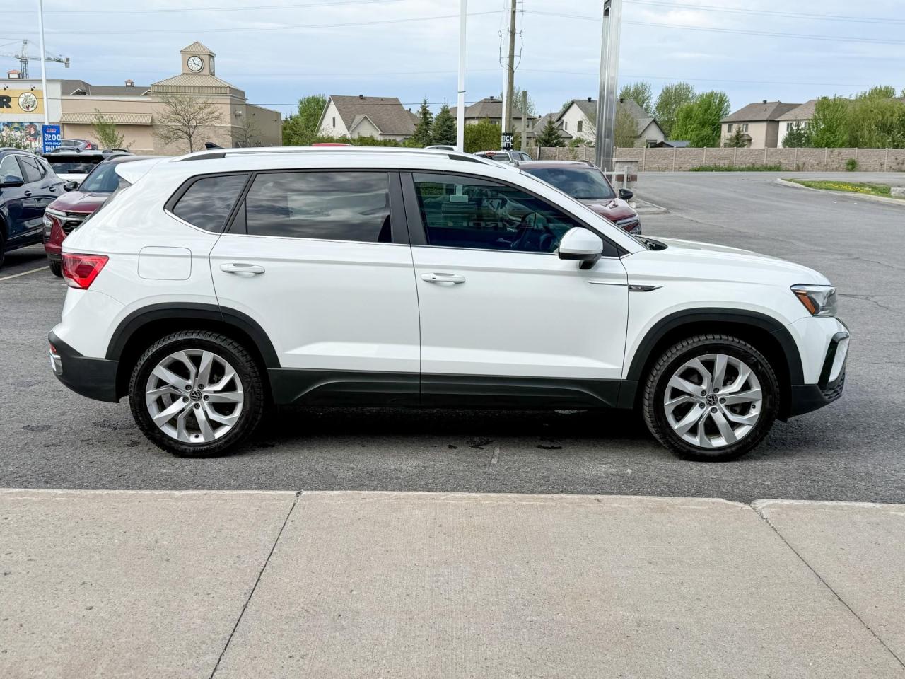 2022 Volkswagen Taos Comfortline 1.5L 4CYL TURBO, AWD COMFORTLINE, HEATED LEATHER SEATS, SUNROOF WIRELESS CHARGING, ADAPTIVE CRUISE CONTROL, 18" ALLOY WHEELS Photo