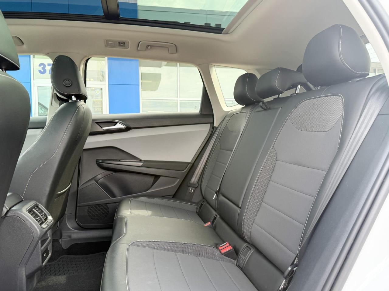 2022 Volkswagen Taos Comfortline 1.5L 4CYL TURBO, AWD COMFORTLINE, HEATED LEATHER SEATS, SUNROOF WIRELESS CHARGING, ADAPTIVE CRUISE CONTROL, 18" ALLOY WHEELS Photo