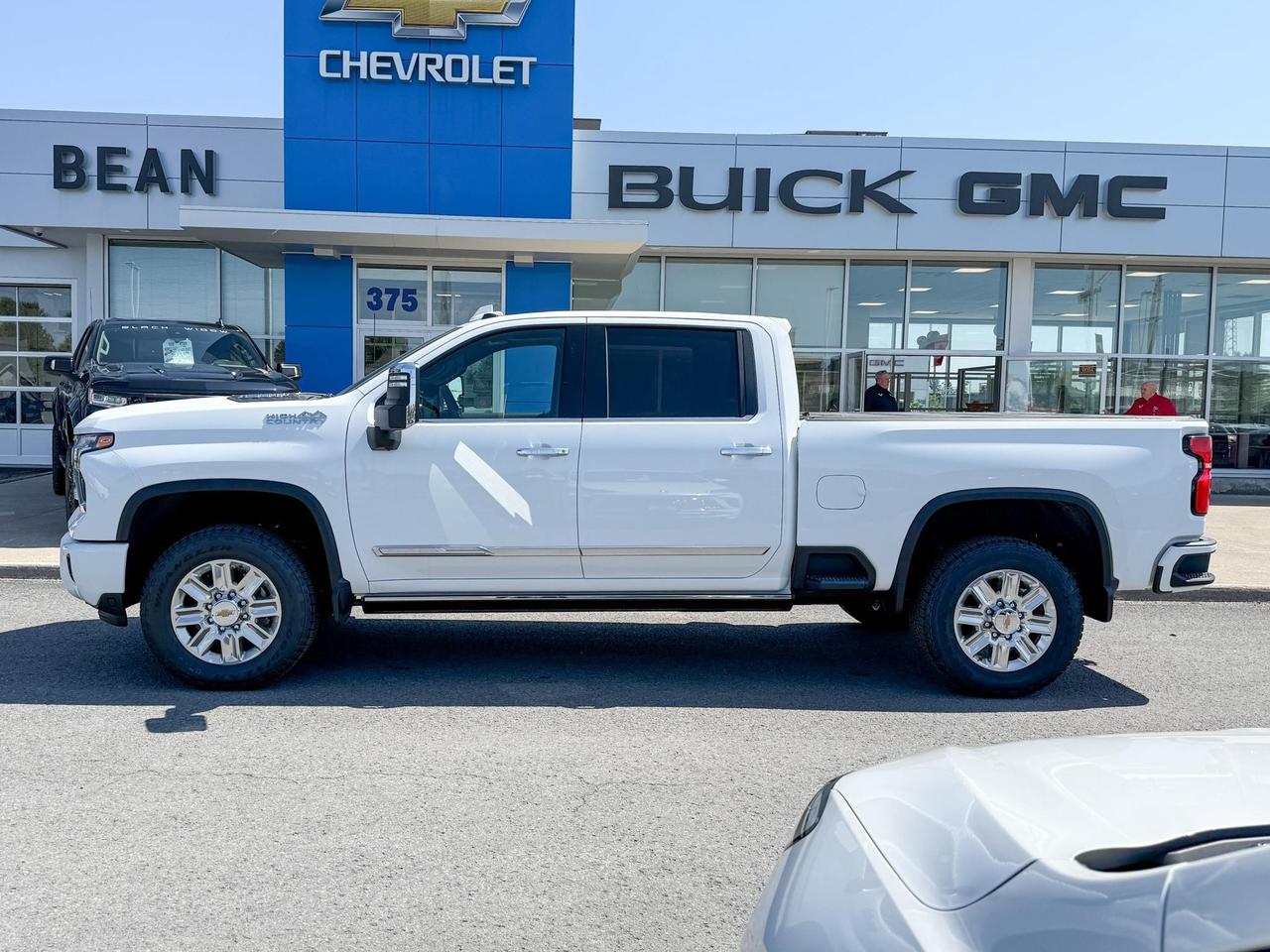 2025 Chevrolet Silverado 2500 HD High Country 6.6L DURAMAX WITH REMOTE START/ENTRY, SUNROOF, HEATED SEATS, HEATED STEERING WHEEL, VENTILATED SEATS, BOSE SOUND SYSTEM, POWER UP/DOWN TAILGATE Photo