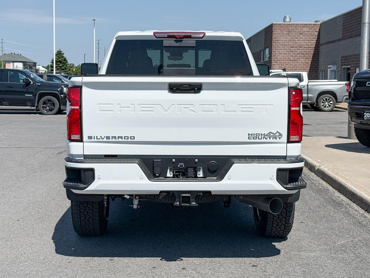 2025 Chevrolet Silverado 2500 HD High Country 6.6L DURAMAX WITH REMOTE START/ENTRY, SUNROOF, HEATED SEATS, HEATED STEERING WHEEL, VENTILATED SEATS, BOSE SOUND SYSTEM, POWER UP/DOWN TAILGATE Photo3