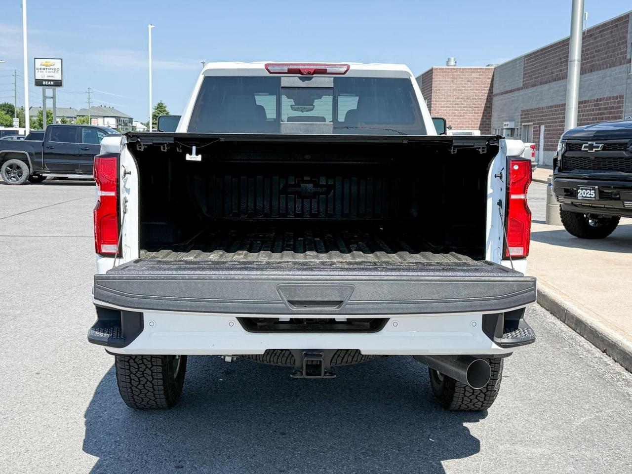 2025 Chevrolet Silverado 2500 HD High Country 6.6L DURAMAX WITH REMOTE START/ENTRY, SUNROOF, HEATED SEATS, HEATED STEERING WHEEL, VENTILATED SEATS, BOSE SOUND SYSTEM, POWER UP/DOWN TAILGATE Photo4