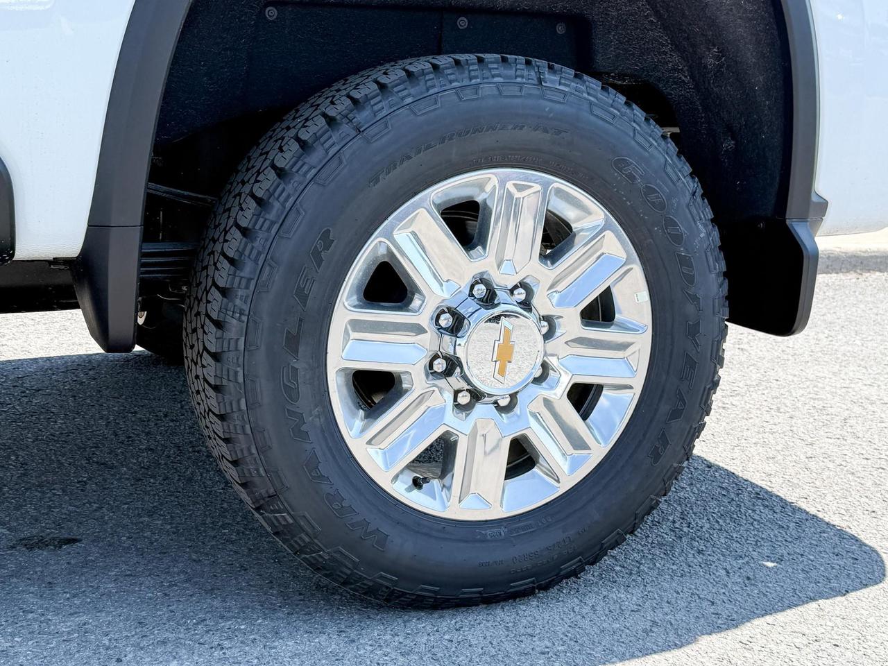 2025 Chevrolet Silverado 2500 HD High Country 6.6L DURAMAX WITH REMOTE START/ENTRY, SUNROOF, HEATED SEATS, HEATED STEERING WHEEL, VENTILATED SEATS, BOSE SOUND SYSTEM, POWER UP/DOWN TAILGATE Photo