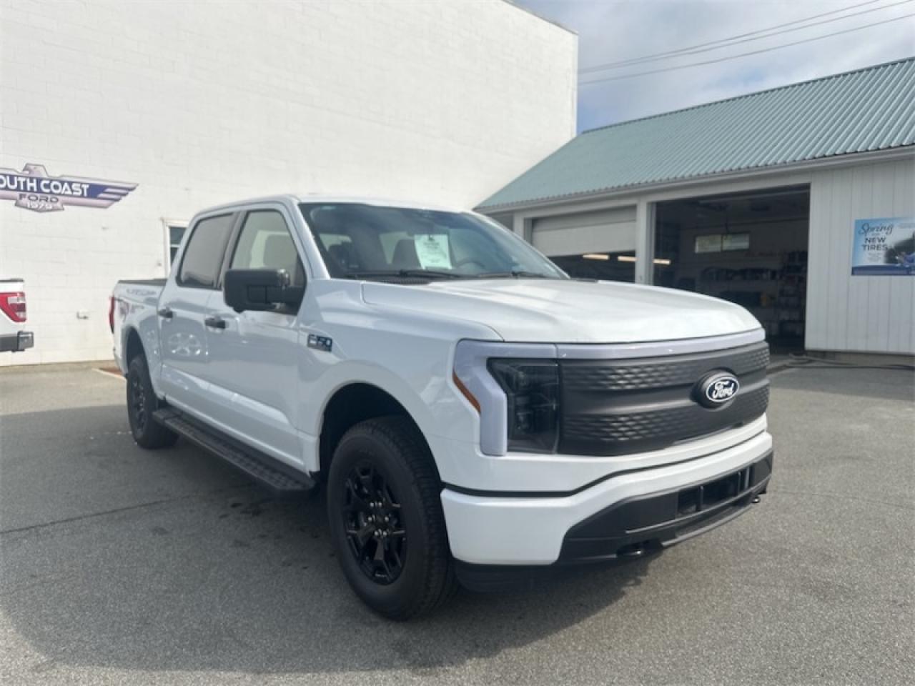 2025 Ford F-150 Lightning XLT  - Tailgate Step Photo5
