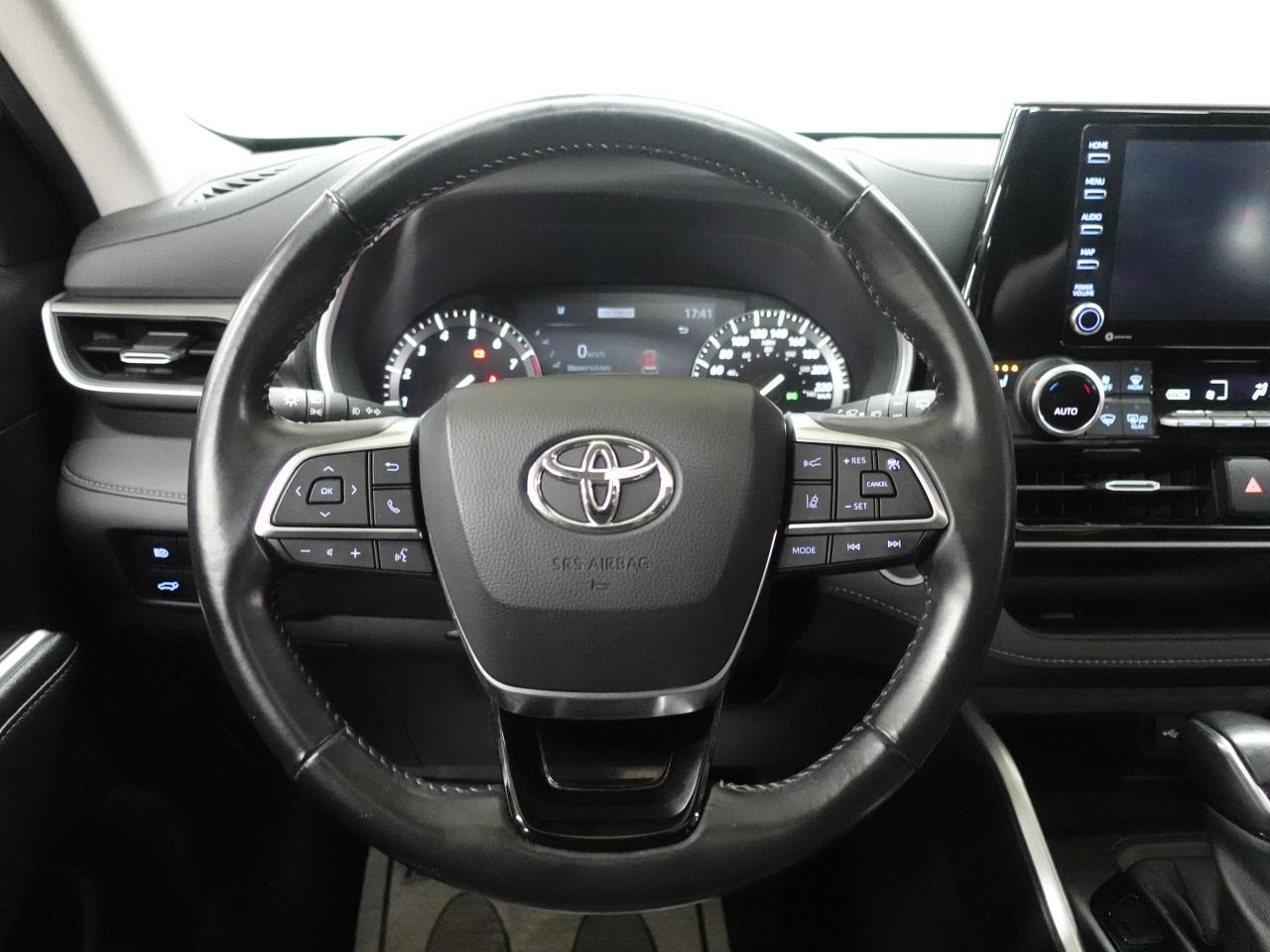 2020 Toyota Highlander XLE | AWD | Leather | Sunroof | BSM | CarPlay