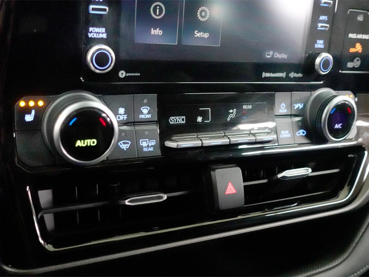 2020 Toyota Highlander XLE | AWD | Leather | Sunroof | BSM | CarPlay
