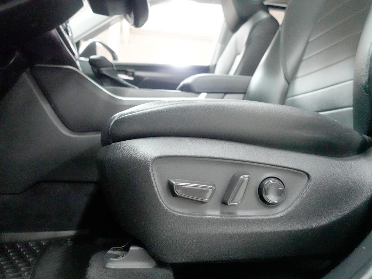 2020 Toyota Highlander XLE | AWD | Leather | Sunroof | BSM | CarPlay