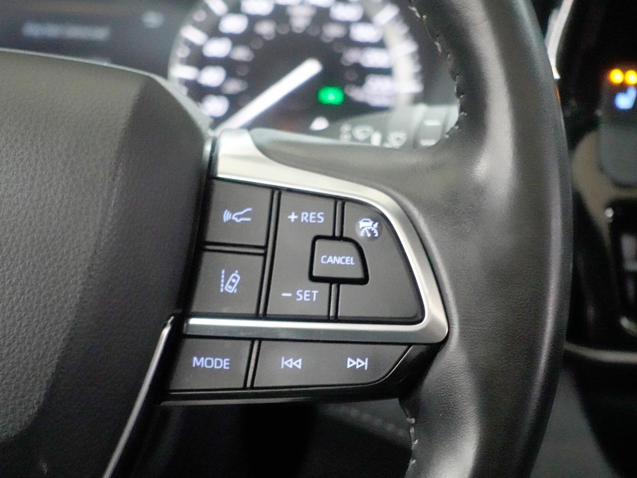 2020 Toyota Highlander XLE | AWD | Leather | Sunroof | BSM | CarPlay