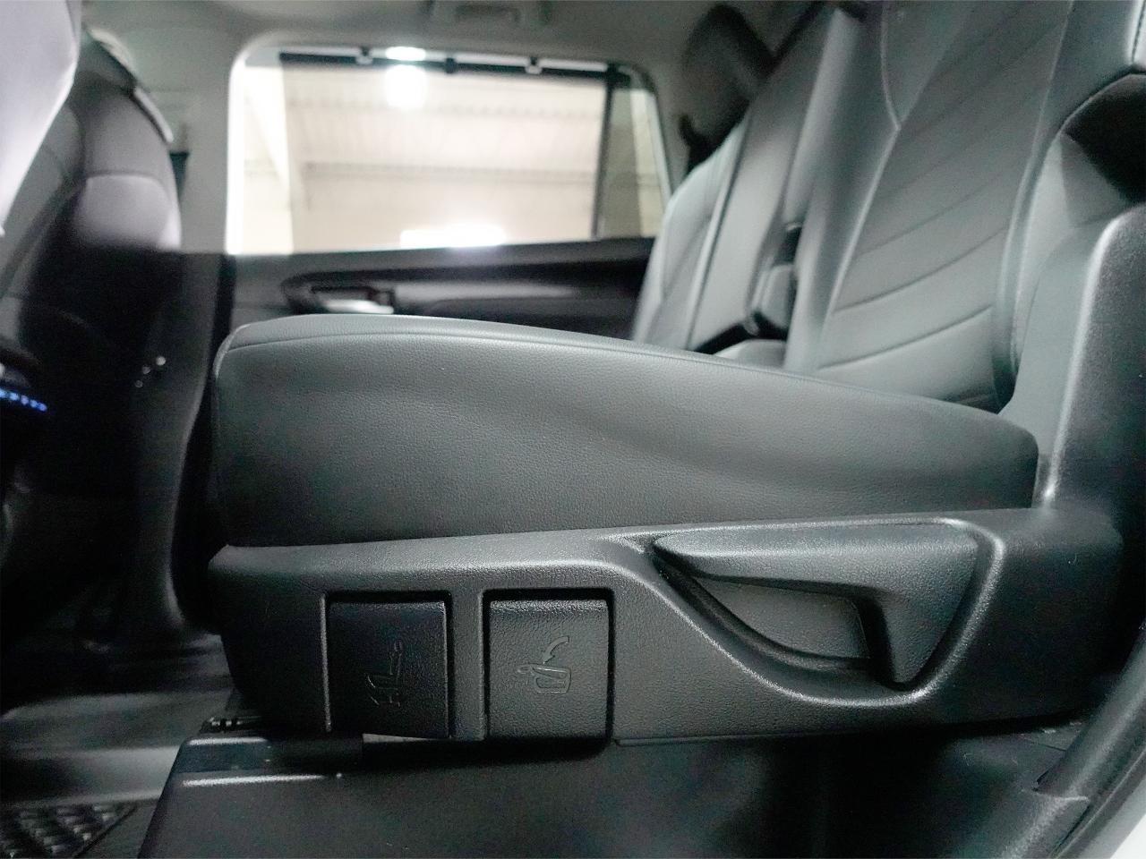 2020 Toyota Highlander XLE | AWD | Leather | Sunroof | BSM | CarPlay