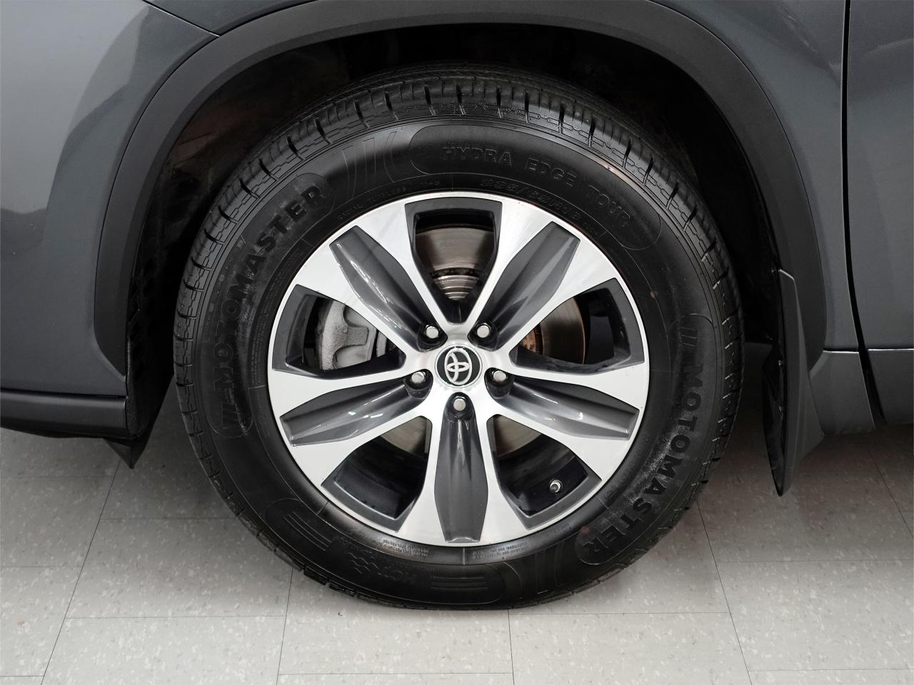2020 Toyota Highlander XLE | AWD | Leather | Sunroof | BSM | CarPlay