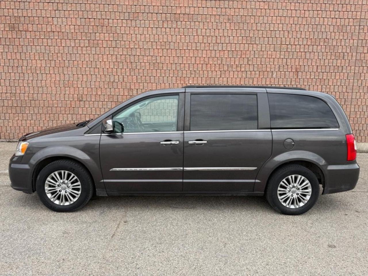 2015 Chrysler Town & Country TOURING-L | ONE OWNER | NAVI | BACK UP CAM | POWER SLIDING DOOR & POWER TRUNK | - Photo #2