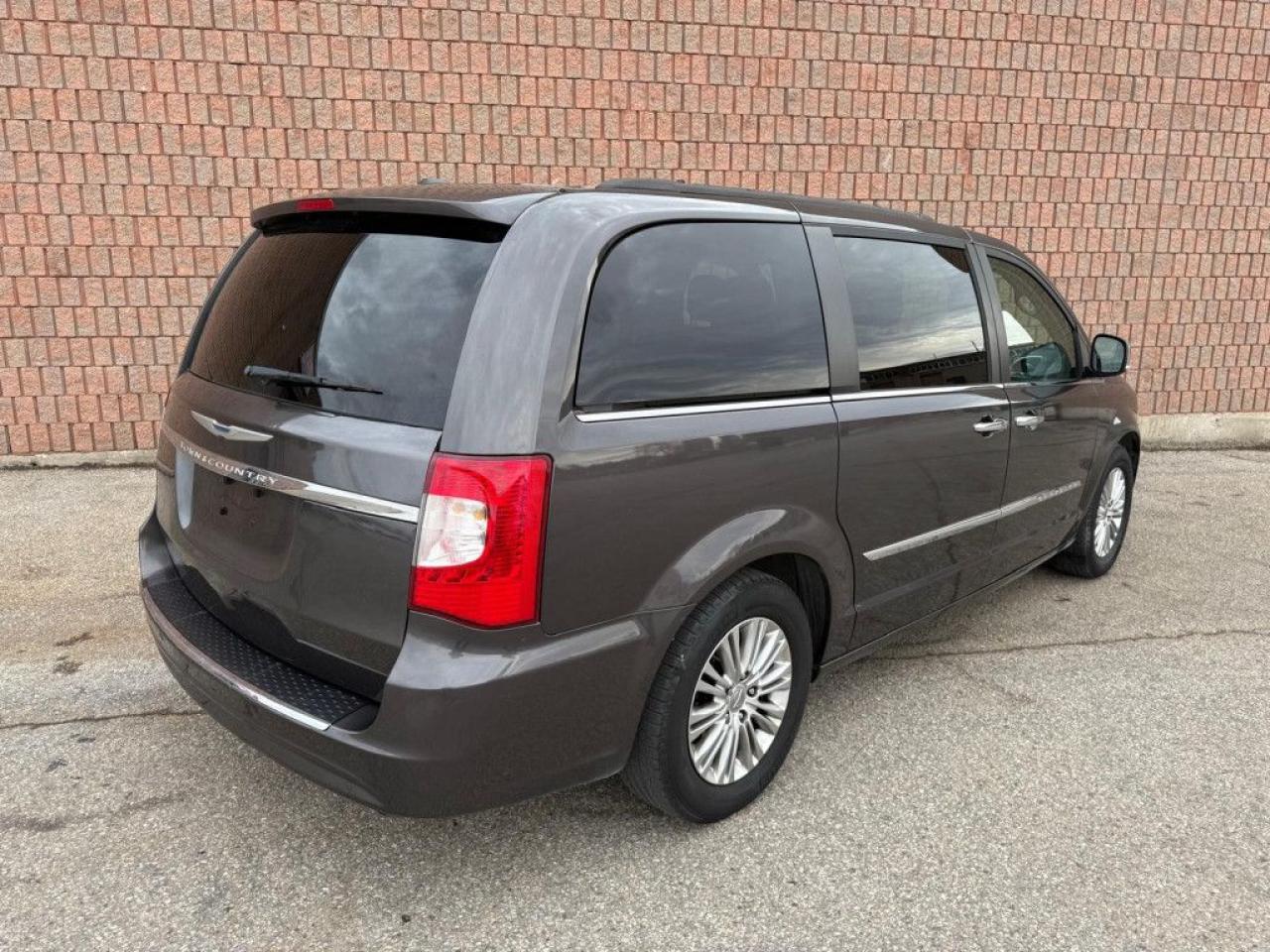 2015 Chrysler Town & Country TOURING-L | ONE OWNER | NAVI | BACK UP CAM | POWER SLIDING DOOR & POWER TRUNK | - Photo #5