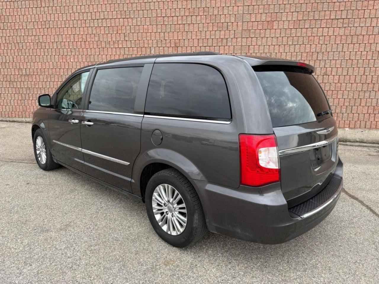 2015 Chrysler Town & Country TOURING-L | ONE OWNER | NAVI | BACK UP CAM | POWER SLIDING DOOR & POWER TRUNK | - Photo #3