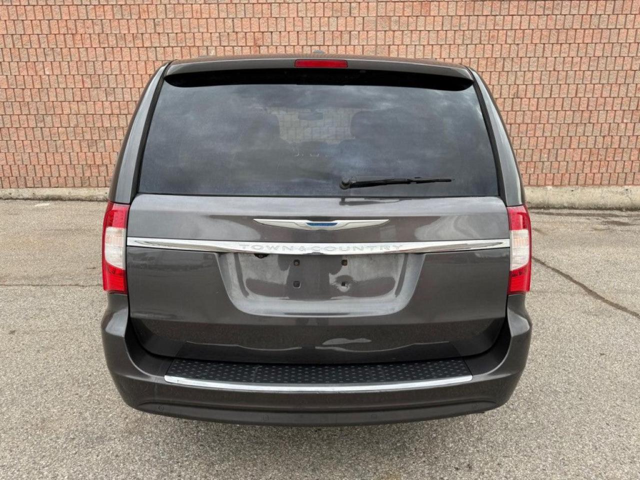 2015 Chrysler Town & Country TOURING-L | ONE OWNER | NAVI | BACK UP CAM | POWER SLIDING DOOR & POWER TRUNK | - Photo #4