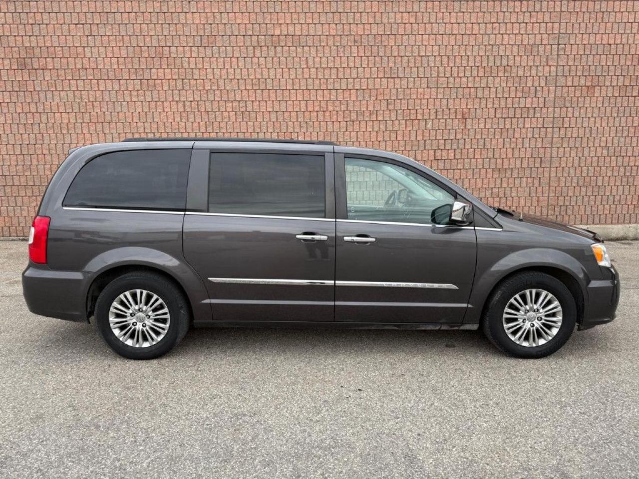 2015 Chrysler Town & Country TOURING-L | ONE OWNER | NAVI | BACK UP CAM | POWER SLIDING DOOR & POWER TRUNK | - Photo #6