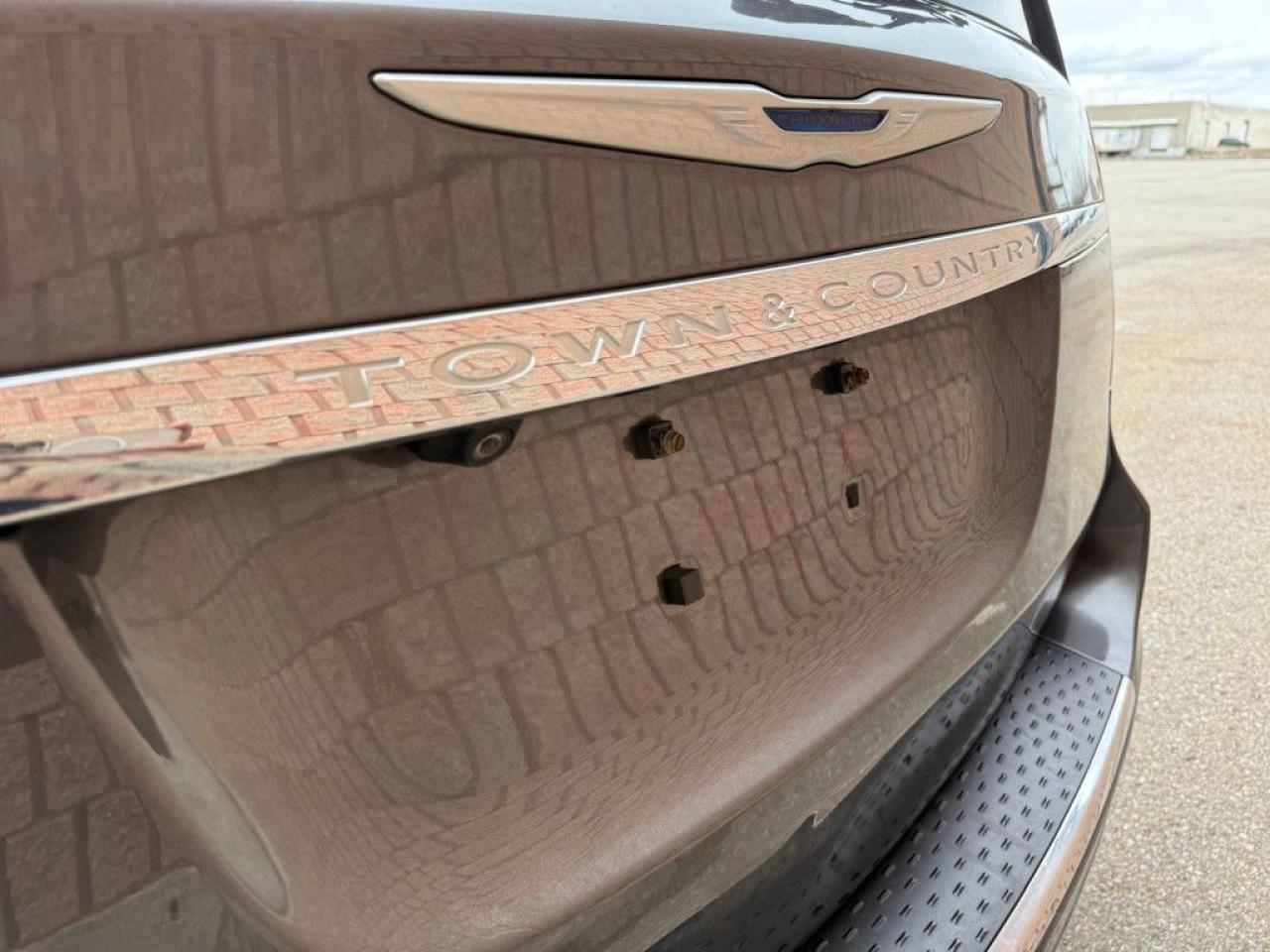 2015 Chrysler Town & Country TOURING-L | ONE OWNER | NAVI | BACK UP CAM | POWER SLIDING DOOR & POWER TRUNK | - Photo #11