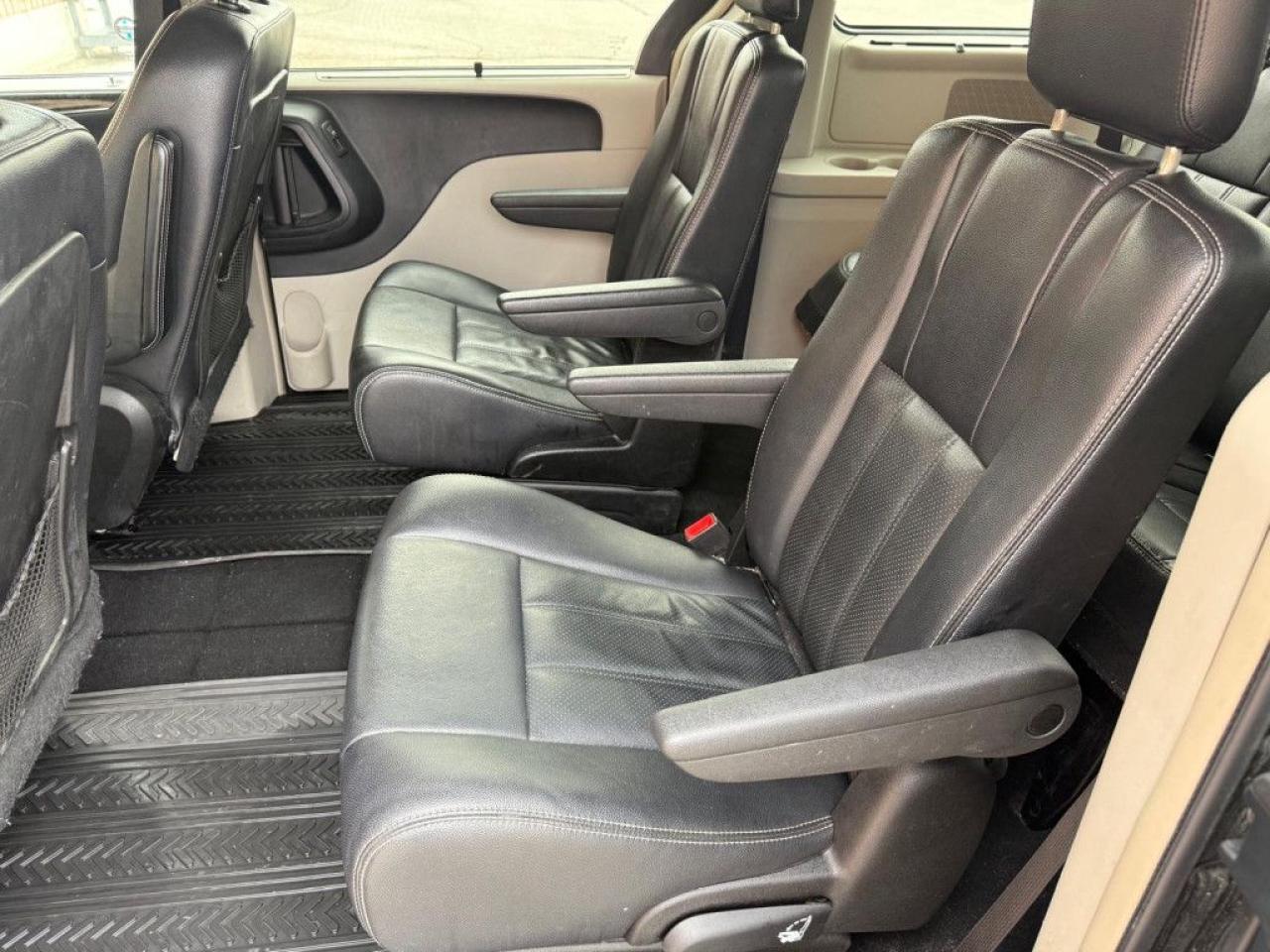 2015 Chrysler Town & Country TOURING-L | ONE OWNER | NAVI | BACK UP CAM | POWER SLIDING DOOR & POWER TRUNK | - Photo #13