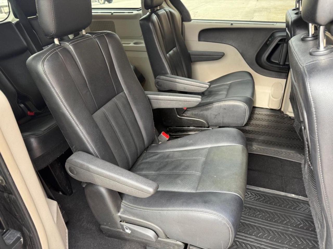 2015 Chrysler Town & Country TOURING-L | ONE OWNER | NAVI | BACK UP CAM | POWER SLIDING DOOR & POWER TRUNK | - Photo #16