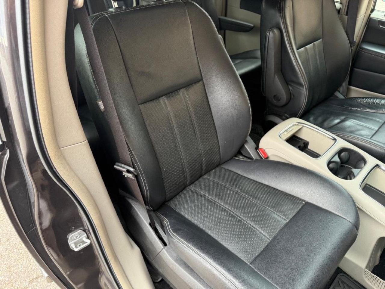 2015 Chrysler Town & Country TOURING-L | ONE OWNER | NAVI | BACK UP CAM | POWER SLIDING DOOR & POWER TRUNK | - Photo #17