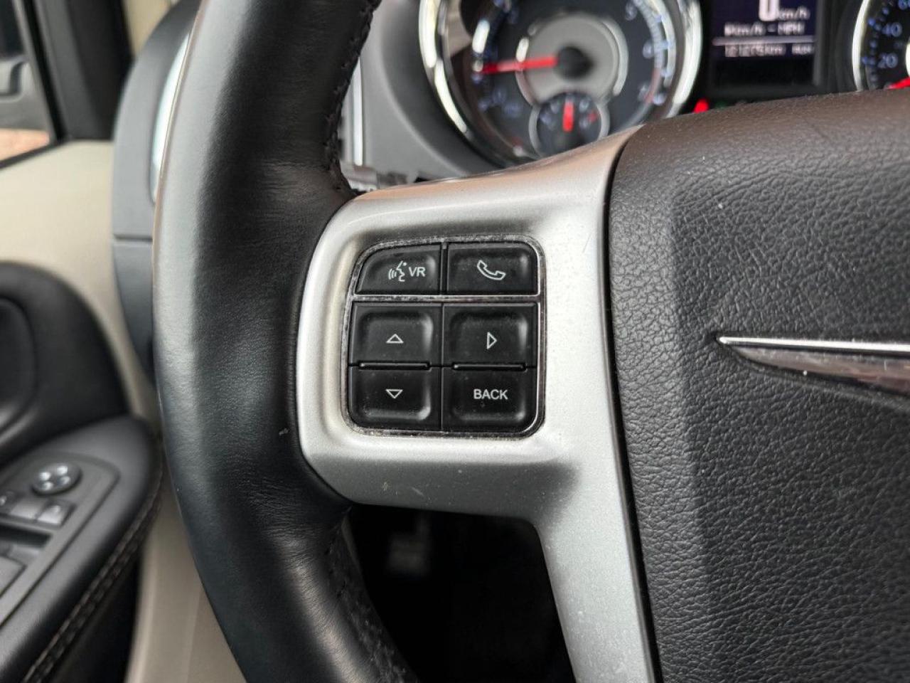 2015 Chrysler Town & Country TOURING-L | ONE OWNER | NAVI | BACK UP CAM | POWER SLIDING DOOR & POWER TRUNK | - Photo #19