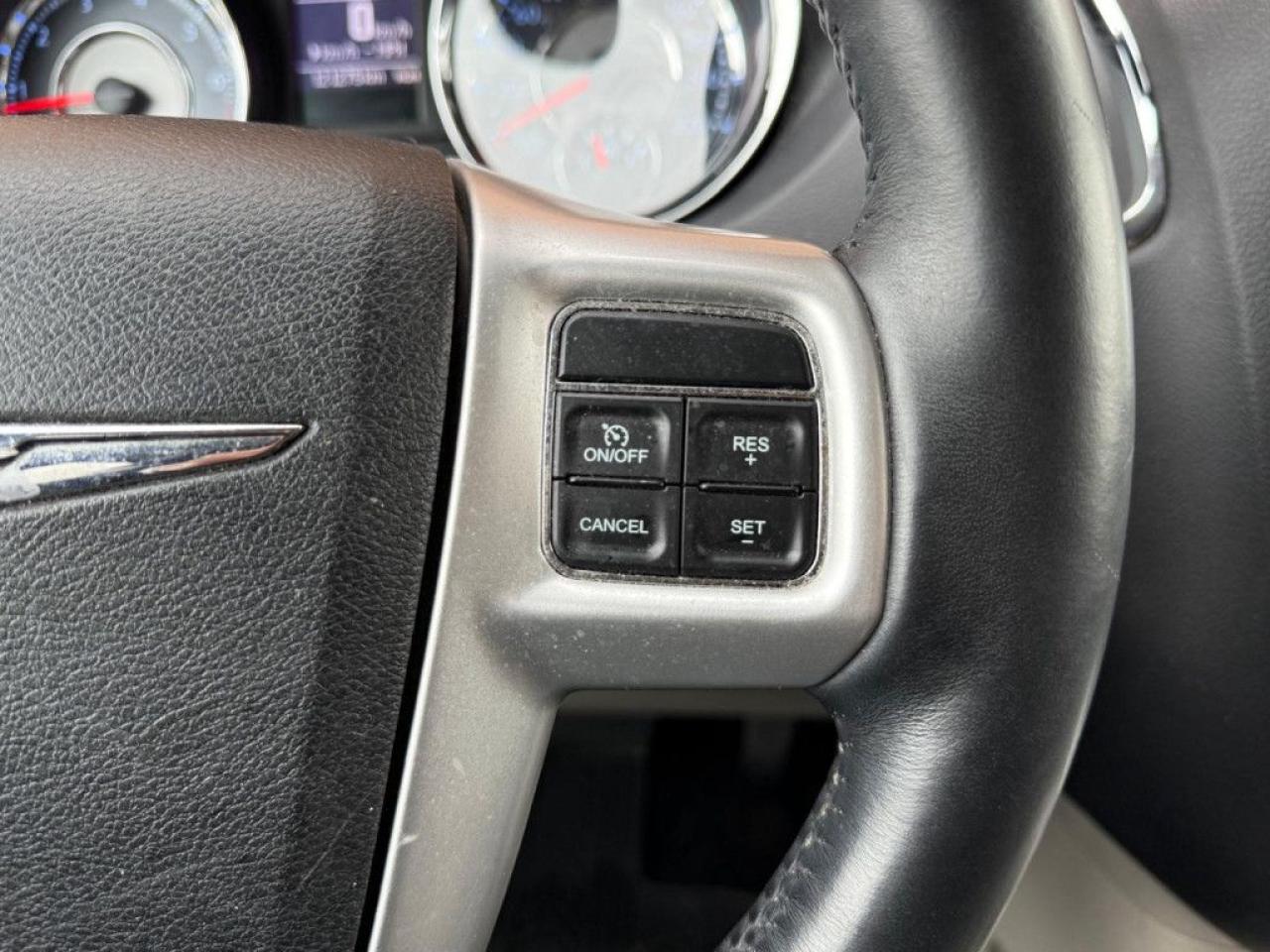 2015 Chrysler Town & Country TOURING-L | ONE OWNER | NAVI | BACK UP CAM | POWER SLIDING DOOR & POWER TRUNK | - Photo #20