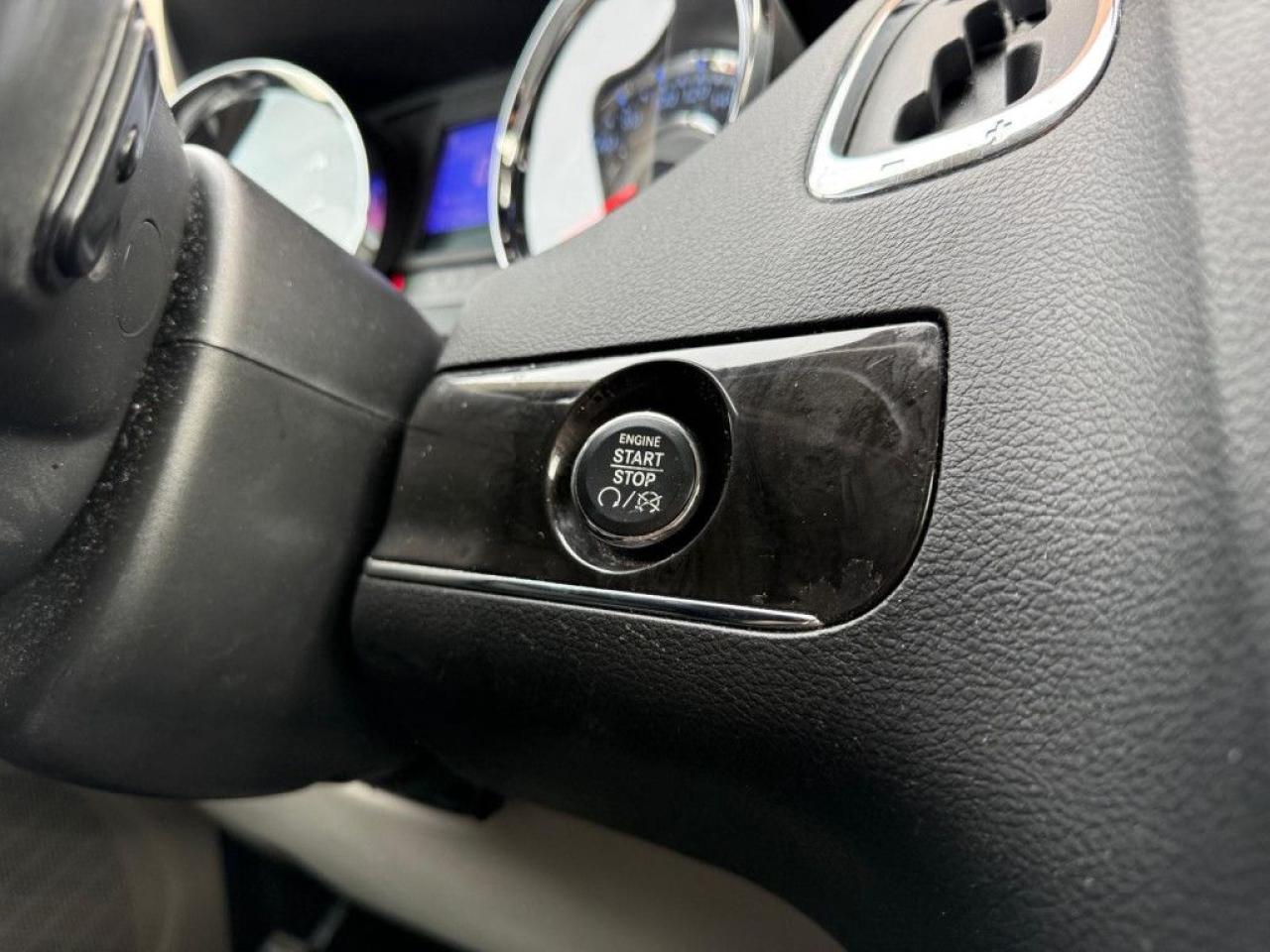 2015 Chrysler Town & Country TOURING-L | ONE OWNER | NAVI | BACK UP CAM | POWER SLIDING DOOR & POWER TRUNK | - Photo #29