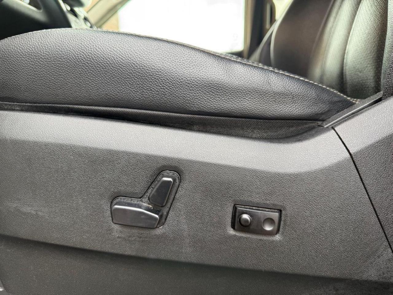2015 Chrysler Town & Country TOURING-L | ONE OWNER | NAVI | BACK UP CAM | POWER SLIDING DOOR & POWER TRUNK | - Photo #30