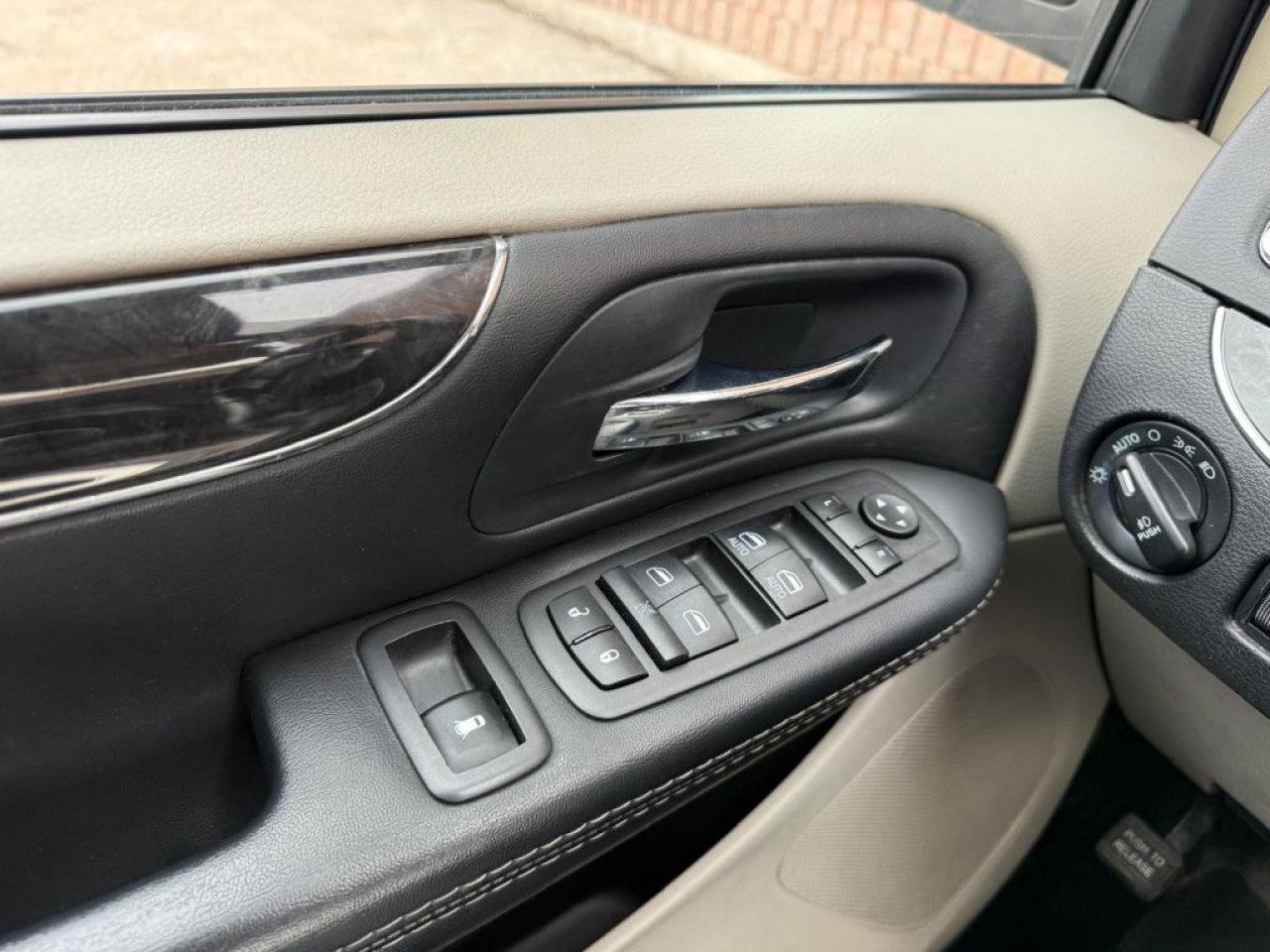 2015 Chrysler Town & Country TOURING-L | ONE OWNER | NAVI | BACK UP CAM | POWER SLIDING DOOR & POWER TRUNK | - Photo #31